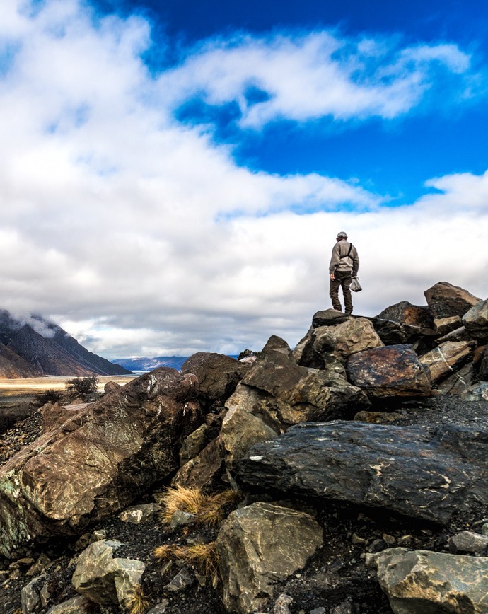 a flock of seaguls flying over a body of water